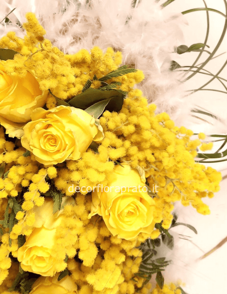 bouquet rose gialle, mimosa con le piume