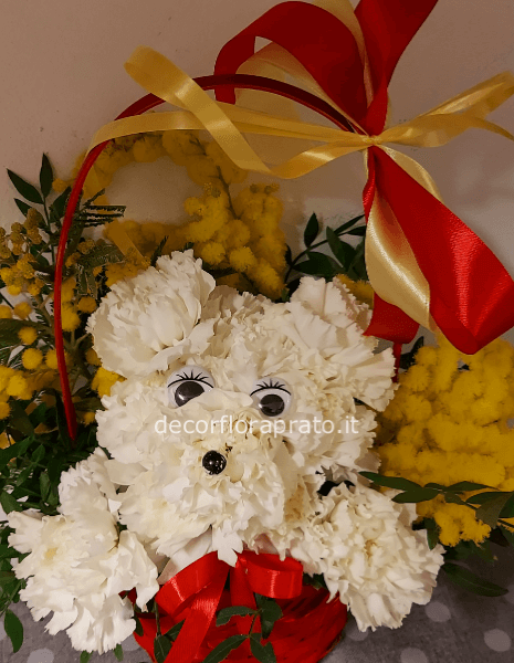 Cagnolino in cesto con mimosa