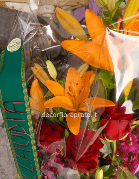 Fascio funebre con fiori di staggione