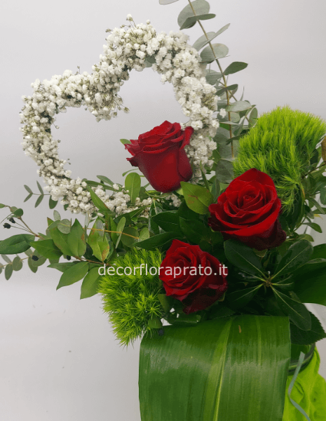 Rose rosse con cuore di Gipsophila