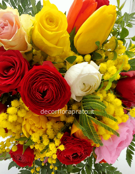 Bouquet con fiori di staggione e mimosa