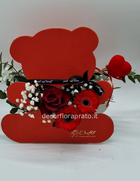 Orso con rosa rossa e fiorellini