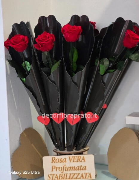 Rosa rossa stabilizzata a gambo lungo incartato in cono nero con cuoricino