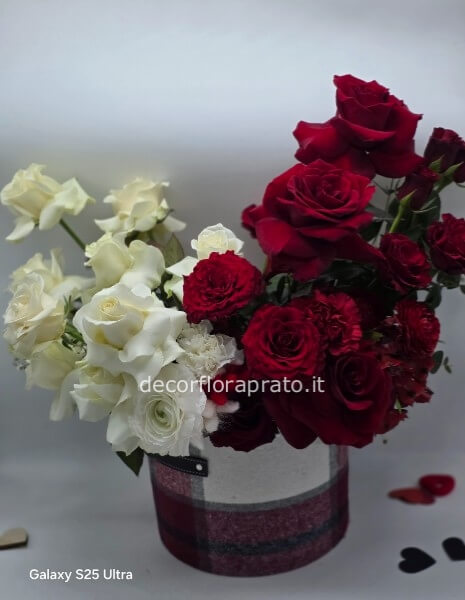 Scatola grande con fiori rossi e bianchi