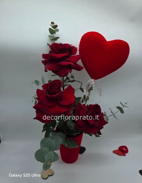 3 rose in cono di velluto con cuore di velluto